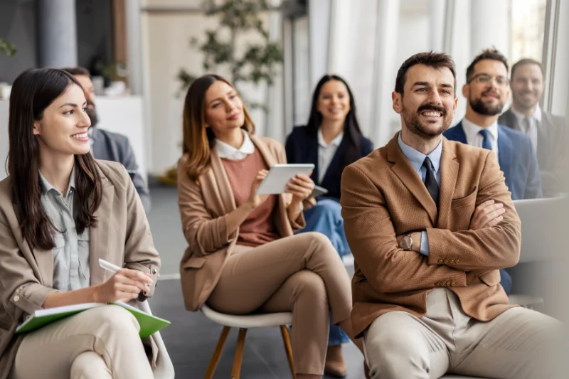 Seminarsituation mit interessierten Menschen