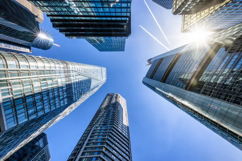 Blick in den blauen Himmel in einer Großstadt